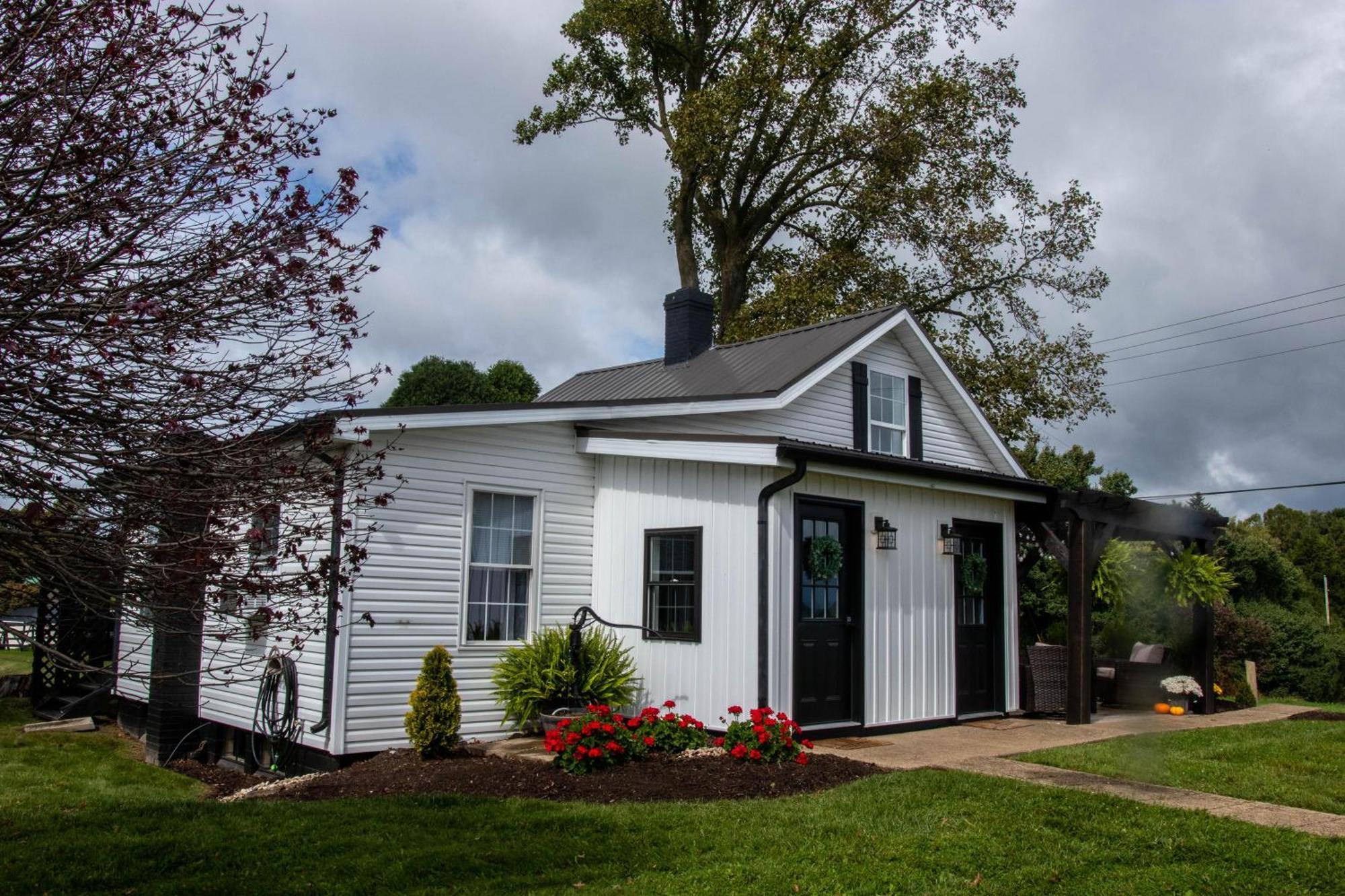 Farmhouse Of Blessings Dundee Exterior photo